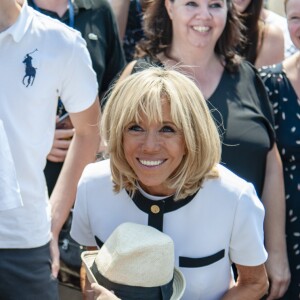 Bain de foule de la première dame Brigitte Macron - Défilé militaire du 14 Juillet sur les Champs-Elysées à Paris © Pierre Perusseau / Bestimage