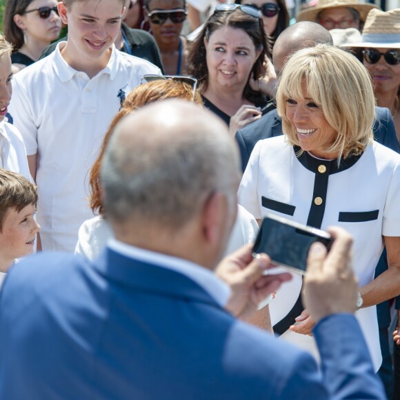 Bain de foule de la première dame Brigitte Macron - Défilé militaire du 14 Juillet sur les Champs-Elysées à Paris © Pierre Perusseau / Bestimage