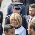 Bain de foule de la première dame Brigitte Macron - Défilé militaire du 14 Juillet sur les Champs-Elysées à Paris © Pierre Perusseau / Bestimage