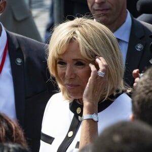 Bain de foule de la première dame Brigitte Macron - Défilé militaire du 14 Juillet sur les Champs-Elysées à Paris © Pierre Perusseau / Bestimage