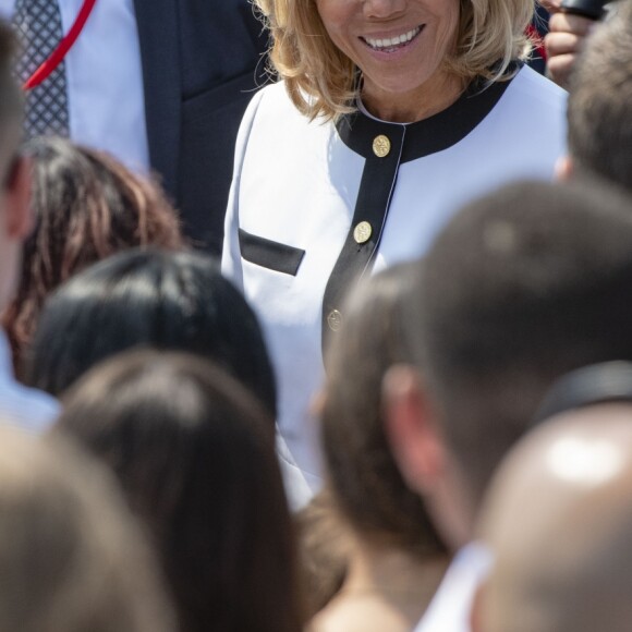 Bain de foule de la première dame Brigitte Macron - Défilé militaire du 14 Juillet sur les Champs-Elysées à Paris © Pierre Perusseau / Bestimage