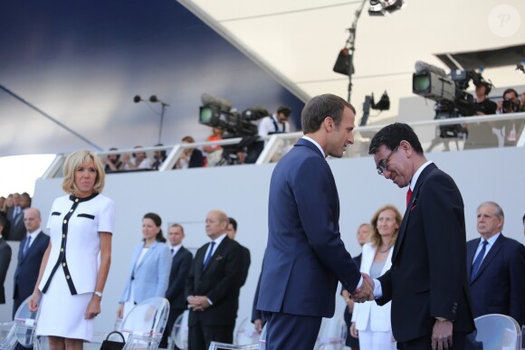 Emmanuel Macron, président de la République, sa femme Brigitte Macron et Taro Kono, ministre des Affaires étrangères - Défilé militaire du 14 Juillet sur les Champs-Elysées à Paris © Hamilton / Pool / Bestimage