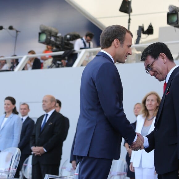 Emmanuel Macron, président de la République, sa femme Brigitte Macron et Taro Kono, ministre des Affaires étrangères - Défilé militaire du 14 Juillet sur les Champs-Elysées à Paris © Hamilton / Pool / Bestimage