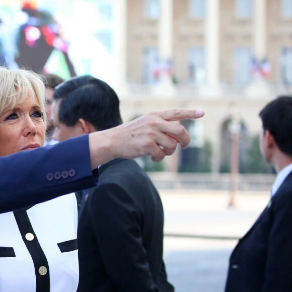 Brigitte Macron et José Pietroboni son chef du protocole - Le président de la république française assiste au défilé militaire à l'occasion de la Fête nationale, sur les Champs-Elysées à Paris, France. Le 14 juiilet 2018. © Stéphane Lemouton / Bestimage