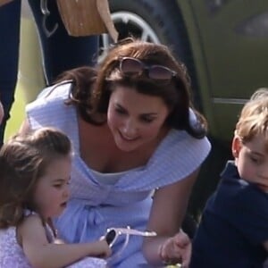 Le prince Louis de Cambridge avec sa mère la duchesse Catherine et sa soeur la princesse Charlotte le 10 juin 2018 au Beaufort Polo Club à Tetbury.