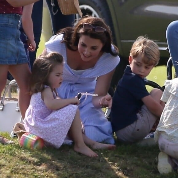 Le prince Louis de Cambridge avec sa mère la duchesse Catherine et sa soeur la princesse Charlotte le 10 juin 2018 au Beaufort Polo Club à Tetbury.