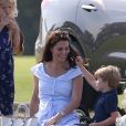  Le prince Louis de Cambridge avec sa mère la duchesse Catherine et sa soeur la princesse Charlotte le 10 juin 2018 au Beaufort Polo Club à Tetbury. 