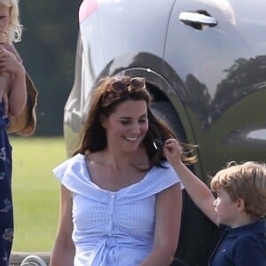 Le prince Louis de Cambridge avec sa mère la duchesse Catherine et sa soeur la princesse Charlotte le 10 juin 2018 au Beaufort Polo Club à Tetbury.