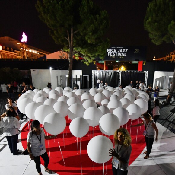 Les Ballons lâchés par les familles des victimes durant le concert du 14 juillet 2018 à Nice en hommage aux victimes de l'attentat du 14 juillet 2016 suivi de l'allumage des 86 faisceaux lumineux depuis la Promenade des Anglais, symbolisant chacune des victimes. © Bruno Bebert/Bestimage