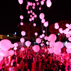 Les Ballons lâchés par les familles des victimes durant le concert du 14 juillet 2018 à Nice en hommage aux victimes de l'attentat du 14 juillet 2016 suivi de l'allumage des 86 faisceaux lumineux depuis la Promenade des Anglais, symbolisant chacune des victimes. © Bruno Bebert/Bestimage