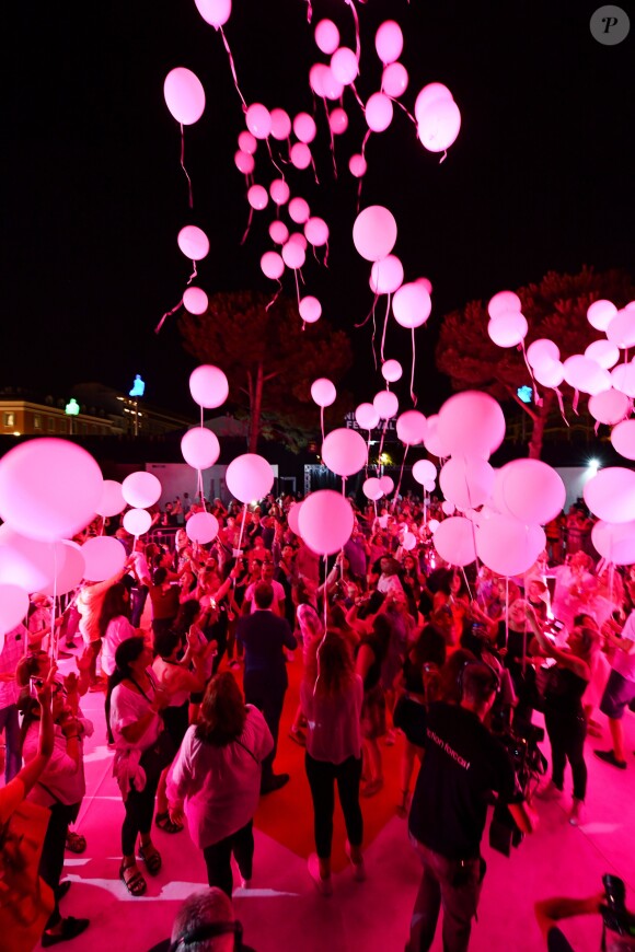 Les Ballons lâchés par les familles des victimes durant le concert du 14 juillet 2018 à Nice en hommage aux victimes de l'attentat du 14 juillet 2016 suivi de l'allumage des 86 faisceaux lumineux depuis la Promenade des Anglais, symbolisant chacune des victimes. © Bruno Bebert/Bestimage
