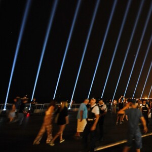 Les 86 faisceaux lumineux projetés dans le ciel depuis la Promenade des Anglais, symbolisant chacune des victimes, après le concert du 14 juillet 2018 à Nice en hommage aux victimes de l'attentat du 14 juillet 2016 suivi d'un lâché de ballons. © Bruno Bebert/Bestimage