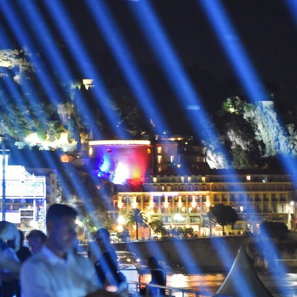 Les 86 faisceaux lumineux projetés dans le ciel depuis la Promenade des Anglais, symbolisant chacune des victimes, après le concert du 14 juillet 2018 à Nice en hommage aux victimes de l'attentat du 14 juillet 2016 suivi d'un lâché de ballons. © Bruno Bebert/Bestimage