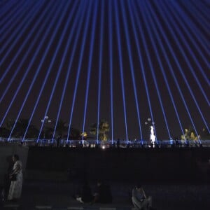 Les 86 faisceaux lumineux projetés dans le ciel depuis la Promenade des Anglais, symbolisant chacune des victimes, après le concert du 14 juillet 2018 à Nice en hommage aux victimes de l'attentat du 14 juillet 2016 suivi d'un lâché de ballons. © Bruno Bebert/Bestimage