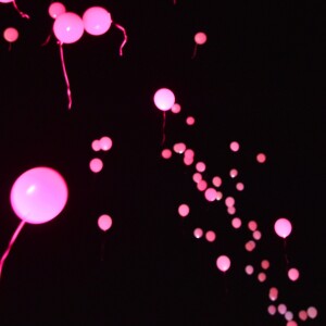 Les Ballons lâchés par les familles des victimes durant le concert du 14 juillet 2018 à Nice en hommage aux victimes de l'attentat du 14 juillet 2016 suivi de l'allumage des 86 faisceaux lumineux depuis la Promenade des Anglais, symbolisant chacune des victimes. © Bruno Bebert/Bestimage