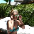 Après un tour de jet ski à Miami, Britney Spears se pose en bikini sur un transat le 6 juin 2018.