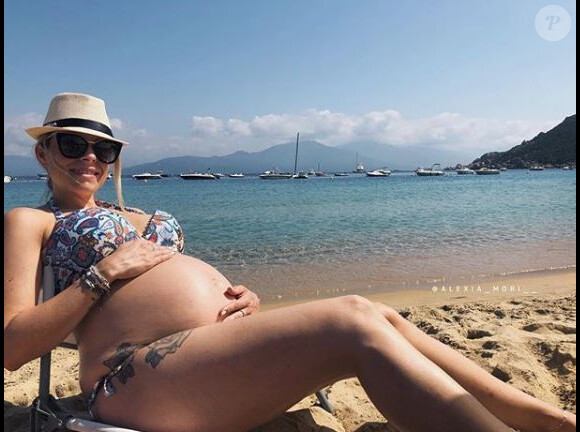 Alexia Mori, enceinte, prend la pose en bikini - Instagram, 3 juillet 2018