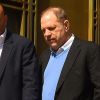 Harvey Weinstein et son avocat Maître Benjamin Brafman (qui était l'avocat de DSK, Dominique Strauss-Kahn) sortent du tribunal par une porte arrière à New York le 25 mai 2018.