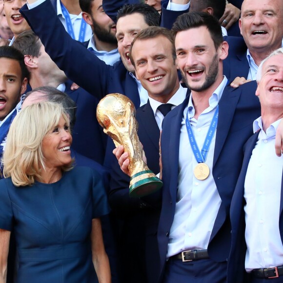 Le président de la République Française Emmanuel Macron et la Première dame Brigitte Macron, accueillent les joueurs de l'équipe de France (Les Bleus) et son sélectionneur Didier Deschamps, le président de la Fédération Française de Football Noël Le Graët et des membres de la FFF, au Palais de l'Elysée. L'équipe de France est en provenance directe de Russie où elle a été sacrée Championne du Monde 2018, pour la deuxième fois de son histoire, après sa victoire en finale face à la Croatie (4-2). Paris, le 16 juillet 2018. © Stéphane Lemouton/Bestimage