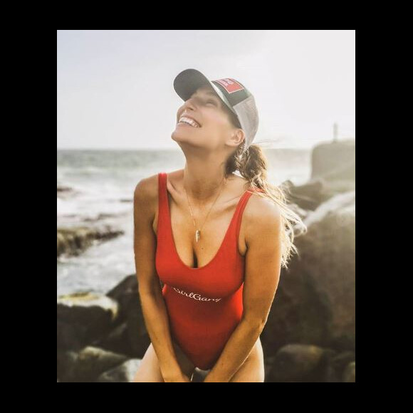 Laury Thilleman en shooting photo pour la marque "Calzedonia" - Instagram, 9 juillet 2018