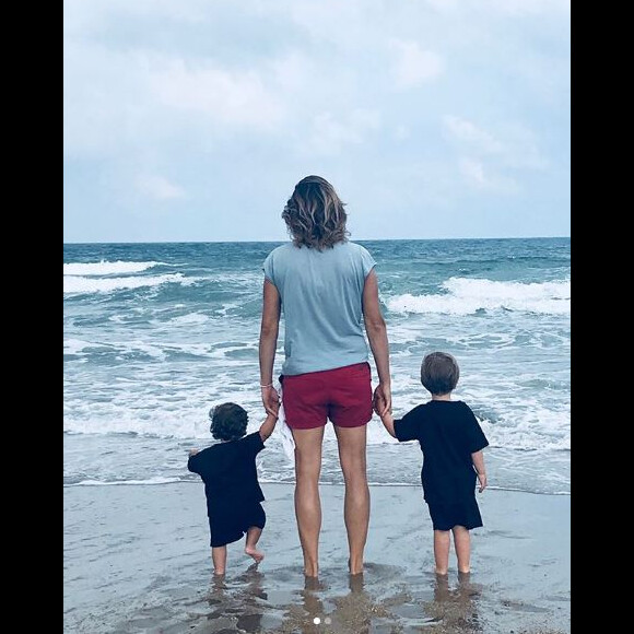 Amélie Mauresmo avec sa fille Ayla et son fils Aaron à la plage le 19 juillet 2018.