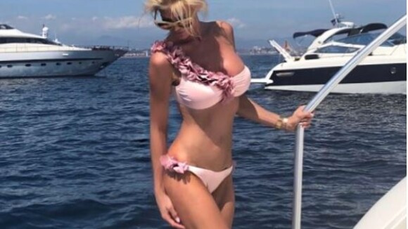 Victoria Silvstedt : 43 ans, canon en bikini, elle profite de l'été