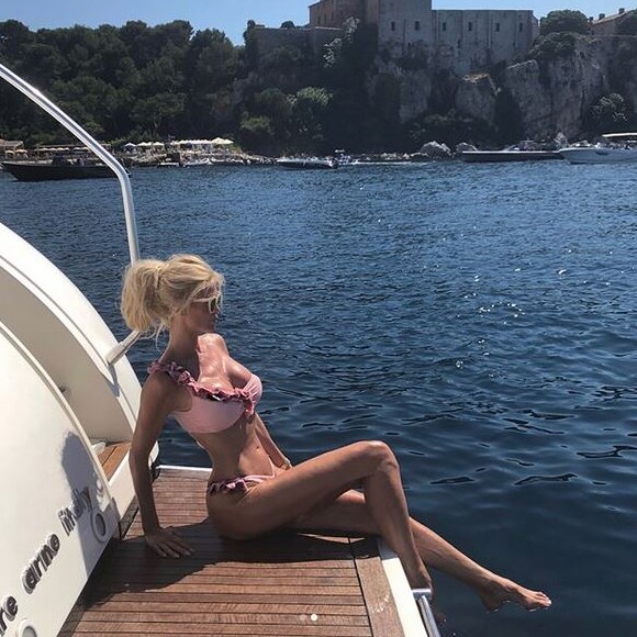 Victoria Silvstedt à Cannes. Juillet 2018.