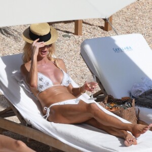 Victoria Silvstedt se relaxe avec une amie sur une plage lors de ses vacances à Saint-Barthélemy le 30 décembre 2017.