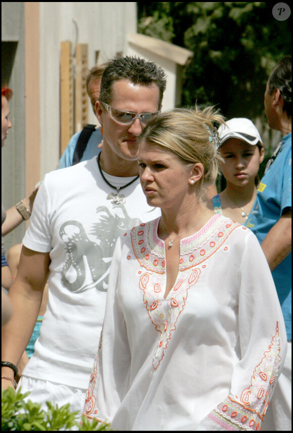 Michael Schumacher et sa femme Corinna dans les rues de Saint-Tropez le 7 août 2005.