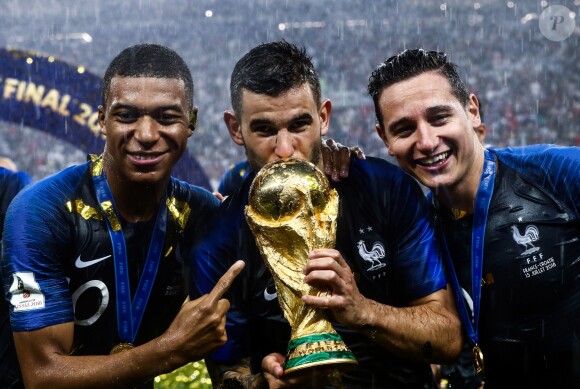 L'équipe de France sur la pelouse du stade Loujniki après leur victoire sur la Croatie (4-2) en finale de la Coupe du Monde 2018 (FIFA World Cup Russia2018), le 15 juillet 2018.