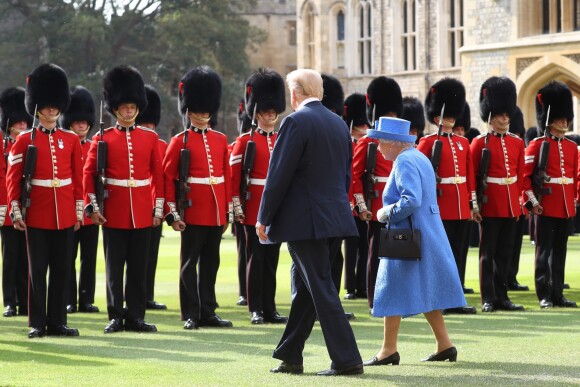 La reine Elizabeth II lors de la revue de la garde d'honneur le 13 juillet 2018 au château de Windsor à l'occasion de la venue du président Donald Trump.