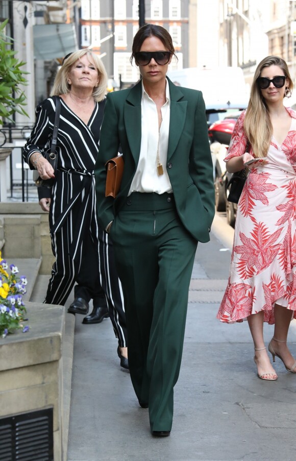 Victoria Beckham quitte sa boutique du quartier de Mayfair à Londres le 22 mai 2018.