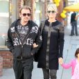 Johnny et Laeticia Hallyday font du shopping avec leurs filles Jade et Joy a Pacific Palisades le 14 fevrier 2013.