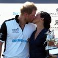 Le prince Harry, duc de Sussex, et Meghan Markle, duchesse de Sussex s'embrassent après la victoire de l'équipe du Duc à la coupe de polo ISP Hanes de Sentebale au Royal Berkshire Polo Club à Windsor au Royaume-Uni, le 26 juillet 2018.
