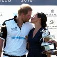 Le prince Harry, duc de Sussex, et Meghan Markle, duchesse de Sussex s'embrassent après la victoire de l'équipe du Duc à la coupe de polo ISP Hanes de Sentebale au Royal Berkshire Polo Club à Windsor au Royaume-Uni, le 26 juillet 2018.
