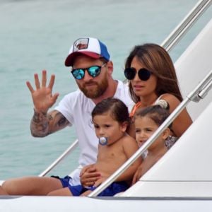 Exclusif - Lionel Messi passe ses vacances avec sa femme Antonella Roccuzzo, ses enfants et des amis sur un yacht à Ibiza en Espagne le 20 juillet 2018.