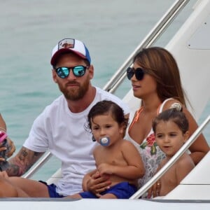 Exclusif - Lionel Messi passe ses vacances avec sa femme Antonella Roccuzzo, ses enfants et des amis sur un yacht à Ibiza en Espagne le 20 juillet 2018.