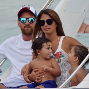 Exclusif - Lionel Messi passe ses vacances avec sa femme Antonella Roccuzzo, ses enfants et des amis sur un yacht à Ibiza en Espagne le 20 juillet 2018.