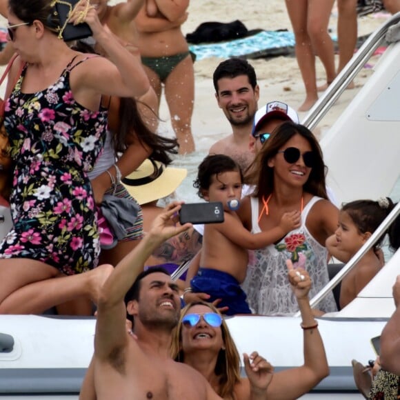 Exclusif - Lionel Messi passe ses vacances avec sa femme Antonella Roccuzzo, ses enfants et des amis sur un yacht à Ibiza en Espagne le 20 juillet 2018.