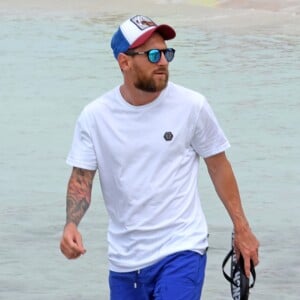 Exclusif - Lionel Messi passe ses vacances avec sa femme Antonella Roccuzzo, ses enfants et des amis sur un yacht à Ibiza en Espagne le 20 juillet 2018.