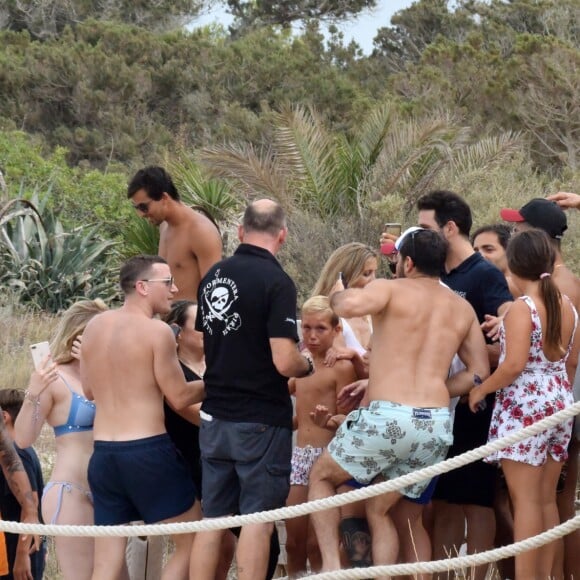 Exclusif - Lionel Messi passe ses vacances avec sa femme Antonella Roccuzzo, ses enfants et des amis sur un yacht à Ibiza en Espagne le 20 juillet 2018.