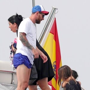 Exclusif - Lionel Messi passe ses vacances avec sa femme Antonella Roccuzzo, ses enfants et des amis sur un yacht à Ibiza en Espagne le 20 juillet 2018.