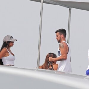 Exclusif - Lionel Messi passe ses vacances avec sa femme Antonella Roccuzzo, ses enfants et des amis sur un yacht à Ibiza en Espagne le 20 juillet 2018.