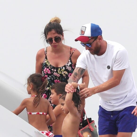 Exclusif - Lionel Messi passe ses vacances avec sa femme Antonella Roccuzzo, ses enfants et des amis sur un yacht à Ibiza en Espagne le 20 juillet 2018.