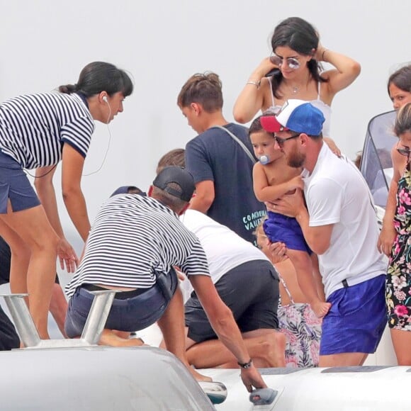 Exclusif - Lionel Messi passe ses vacances avec sa femme Antonella Roccuzzo, ses enfants et des amis sur un yacht à Ibiza en Espagne le 20 juillet 2018.