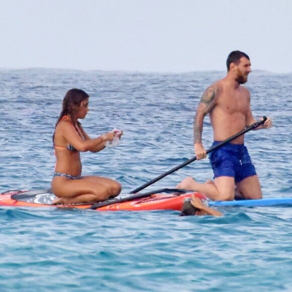 Exclusif - Lionel Messi passe ses vacances avec sa femme Antonella Roccuzzo, ses enfants et des amis sur un yacht à Ibiza en Espagne le 20 juillet 2018.