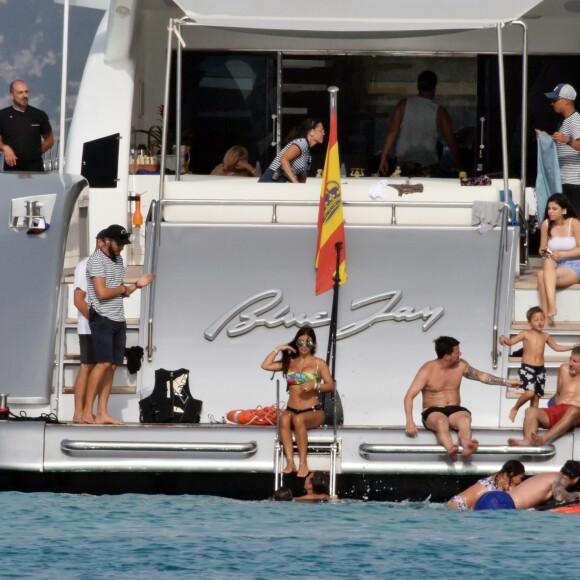 Exclusif - Lionel Messi passe ses vacances avec sa femme Antonella Roccuzzo, ses enfants et des amis sur un yacht à Ibiza en Espagne le 20 juillet 2018.