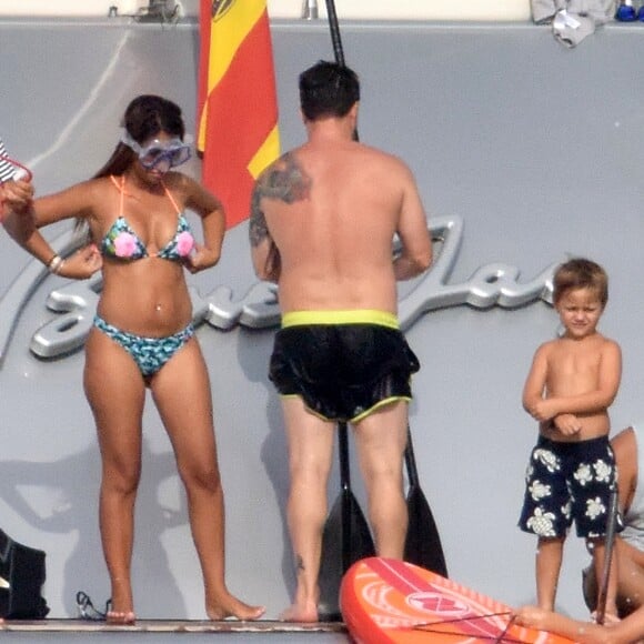 Exclusif - Lionel Messi passe ses vacances avec sa femme Antonella Roccuzzo, ses enfants et des amis sur un yacht à Ibiza en Espagne le 20 juillet 2018.