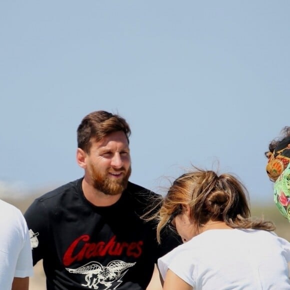 Exclusif - Lionel Messi en vacances avec sa femme Antonella Roccuzzo et des amis à Formentera, le 27 juillet 2018.