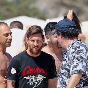 Exclusif - Lionel Messi en vacances avec sa femme Antonella Roccuzzo et des amis à Formentera, le 27 juillet 2018.